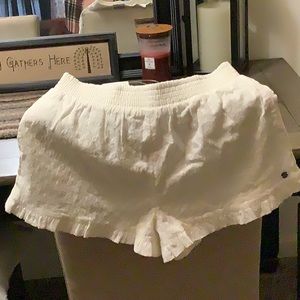 Ladies ROXY Snow White shorts. Size small. New with tags.
